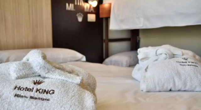 Трёхместный номер Standard с балконом Hotel King