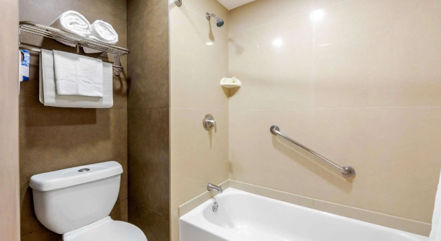 Четырёхместный номер Standard Comfort Inn Monclova
