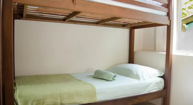 Кровать в общем номере Ilha Hostel
