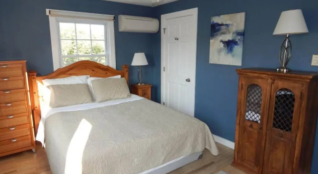 P-Town 2br Beach Beauty on the Bay. Water View!, Varaa Hotelli Hotellit New England uima-altaalla, Uima-allas