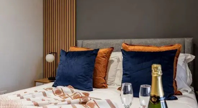 Luxurious 2-Bed Apt w/ Stunning Sea View & Parking