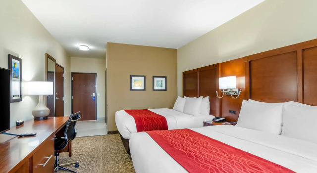 Четырёхместный номер Standard Comfort Inn & Suites Salina North