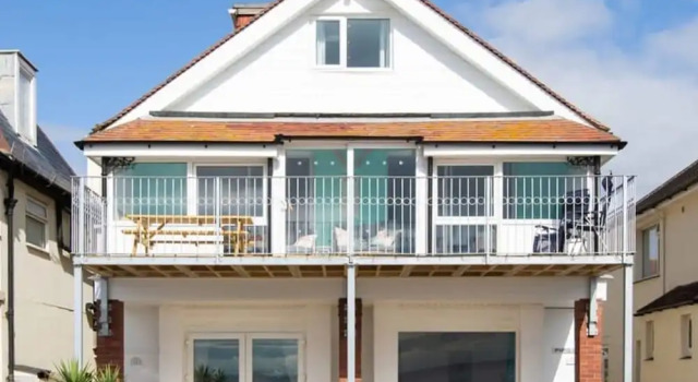 Апартаменты Absolute Beachfront With Decked Garden Oasis and Views
