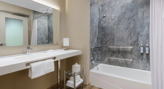Четырёхместный номер Standard AC Hotel by Marriott Naples 5th Avenue