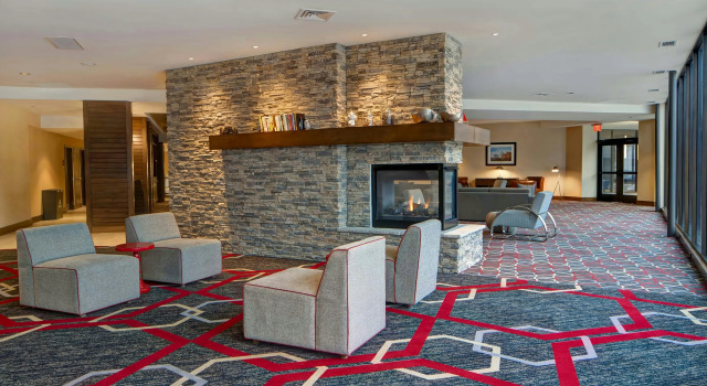 Four Points by Sheraton Peoria, Забронировать Отель Отели Пеория с парковкой, рядом с O'Brien Field, Парковка