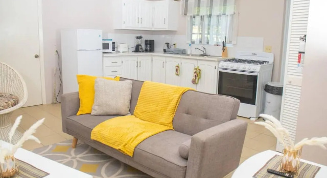 Gorgeous 2-bed Apt, Sleeps 3 in St Johns, Book Hotel St.John.s 