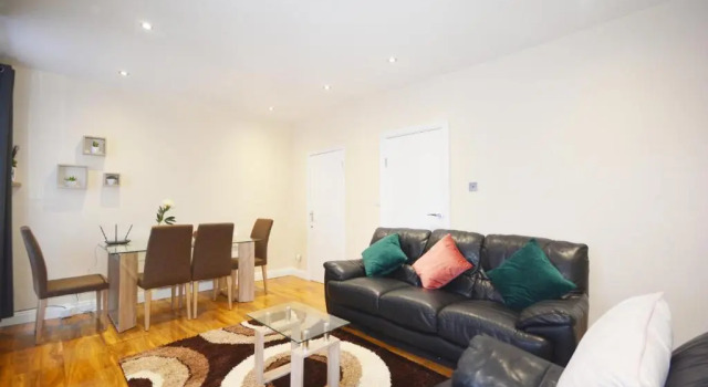 London Modern 4 Bedroom Apartment, Varaa Huoneisto Asunnot kohteessa Merseyside, Huoneisto