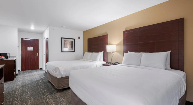 Четырёхместный номер Standard Cobblestone Hotel & Suites - Urbana