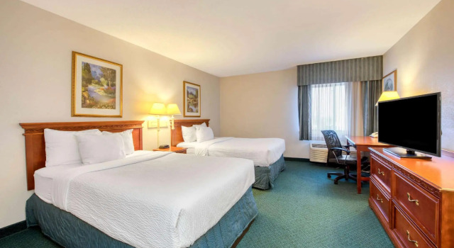 Четырёхместный номер Standard La Quinta Inn by Wyndham Cleveland Independence