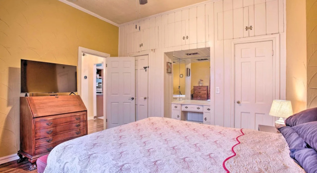 Pet-friendly OKC Home w/ Yard ~ 5 Mi to Dtwn!, Varaa Lomakoti Mökit kohteessa Oklahoma, Mökki