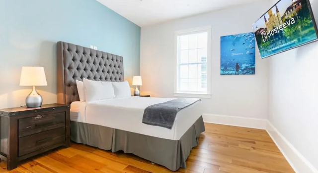 Brand New Condo with Pool - Steps to St Charles Ave, Забронировать Апартаменты/квартира Апартаменты Нового Орлеана, рядом с Preservation Resource Center, Апартаменты/квартира
