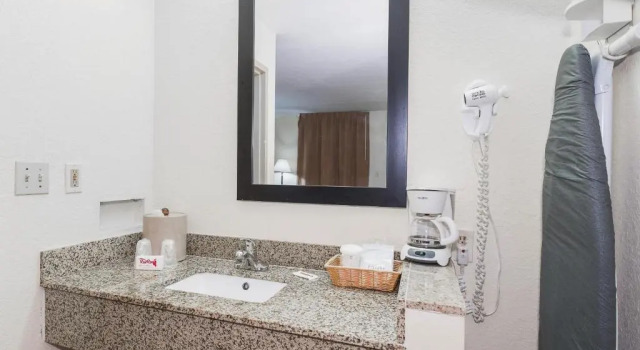Четырёхместный номер Deluxe Red Roof Inn Kingsland