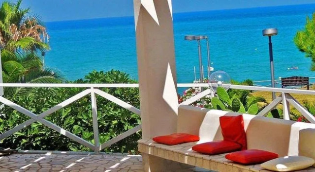 Crovatico Centro Vacanze, Varaa Hotelli Hotellit Vieste uima-altaalla, Uima-allas