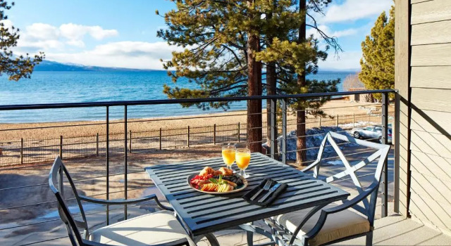 Четырёхместный номер Standard с видом на озеро The Landing Resort and Spa