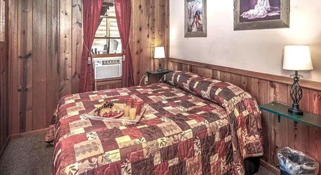 Номер Standard Apache Village Cabinette 13, Queen Bed, Midtown, Sleeps 2