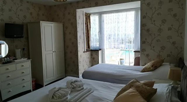 Трёхместный номер Standard с видом на бассейн Eastmount Hall Hotel