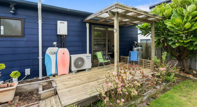 The Wee Blue Bach - Waikanae Beach Holiday Home, Забронировать Отель Отели Уэйкана с парковкой, Парковка
