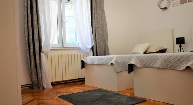Coastal Apartment - Sleeps 6, Balcony & Parking, Забронировать Апартаменты/квартира Отели Марина с парковкой, Парковка