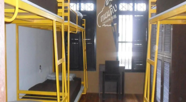 Кровать в общем номере Phuket Sunny Hostel