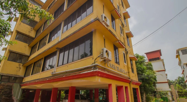 OYO 17028 Hotel Aviva Residency, Varaa Hotelli Hotellit New Delhi uima-altaalla, Uima-allas