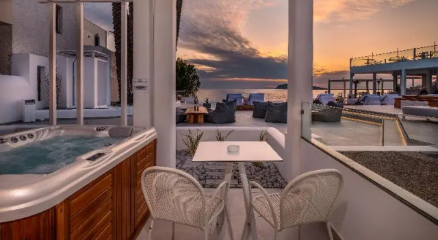 Полулюкс с балконом и с красивым видом из окна Kantouni Beach Boutique Hotel