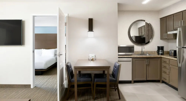 Четырёхместный люкс с 2 комнатами Pleasanton Marriott