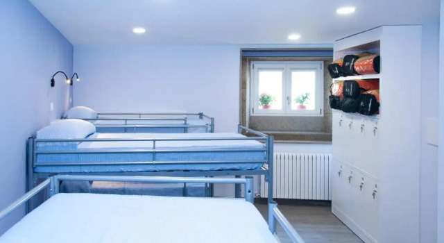 Кровать в общем номере Albergue Linares