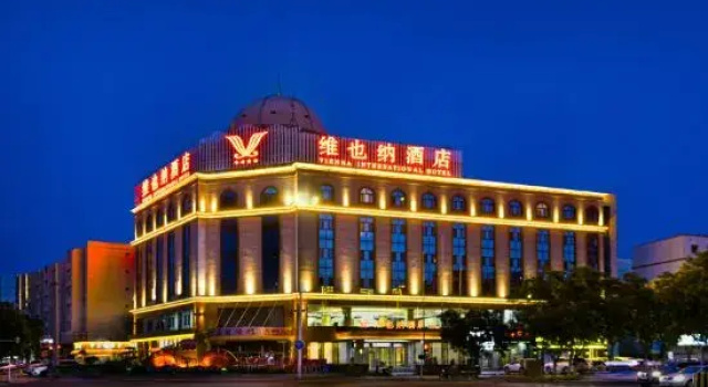 Vienna Hotel (People's Square Store, Jianguo Road, Korla), Rezerwuj Hotel Hotele w Korla z parkingiem, Parking