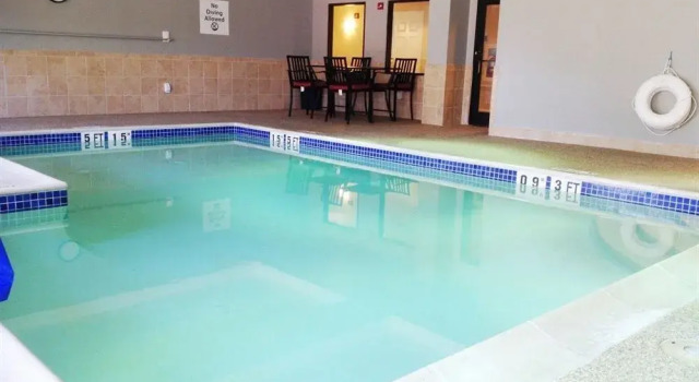 Comfort Suites, Varaa Hotelli Hotellit New England uima-altaalla, Uima-allas