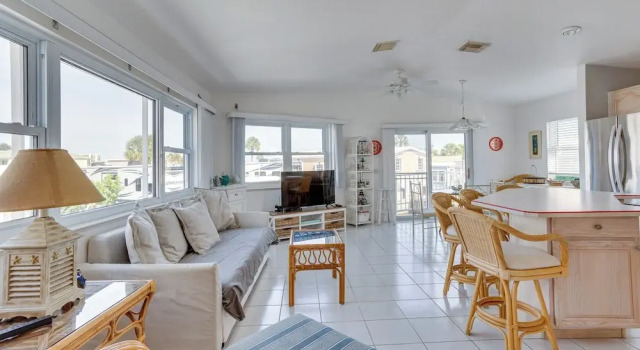 Коттедж с 3 комнатами с балконом Nettles Island, Jensen Beach Home w/ Patio & Grill