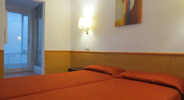 Barcelona City Rooms Hostal, Забронировать Отель Недорогие отели Барселоны, рядом с Станция метро La Sagrada Família, недорого