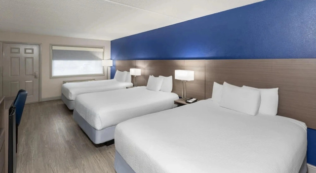 Четырёхместный семейный номер Standard Angel Inn Near IMAX, a Travelodge by Wyndham