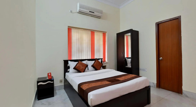 OYO 12210 Comfort N Cozy