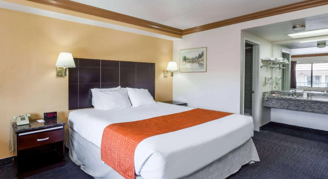 Двухместный номер Standard Howard Johnson by Wyndham Norco