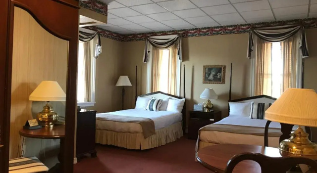 Четырёхместный номер Standard Waynebrook Inn
