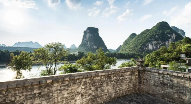 Трёхместный номер Deluxe Yangshuo River Lodge Hotel--English speaking team&Swimming pool&Activties organized&Free pick up from Airport or TS over 3 nights