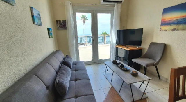 Poseidon 51 - Beachfront Two Bedroom Apartment, Rezerwuj Apartament Hotele w Pafos z parkingiem, w pobliżu Paphos Archaeological Park, Parking