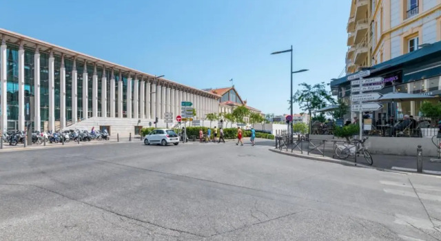 Bright 3br w AC and terrace near the train station in Marseille Welkeys