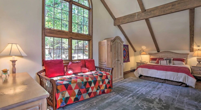 Коттедж Ornate Lake Arrowhead Home With Deck