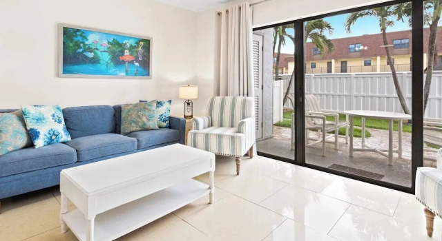 Номер Standard Цокольный этаж с 2 комнатами с видом на бассейн Chateau by the Sea - Cocoa Beach Oceanfront Pet-Friendly Condos with Rooftop Deck & Heated Pool