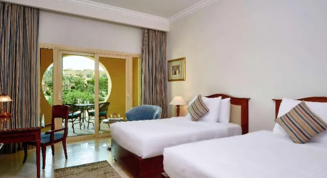 Двухместный номер Deluxe with garden & pool view Mövenpick Hotel Cairo - Media City