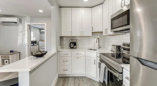 Апартаменты Walk to Gulf: Madeira Beach Condo w/ Patio