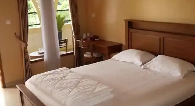 Cempaka Inn Syariah, Boek Hotel Solo. Central Java