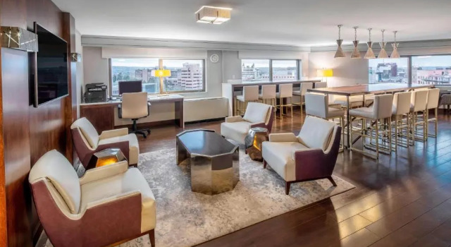 Четырёхместный клубный номер Standard Sheraton Syracuse University Hotel and Conference Center