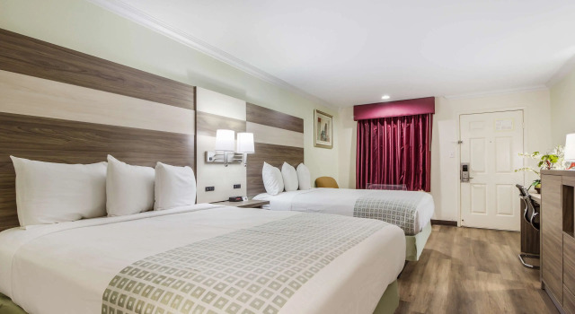 Четырёхместный номер Standard Americas Best Value Inn Columbus