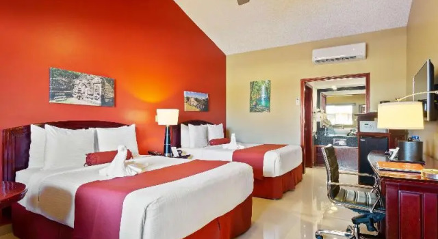 Четырёхместный номер Deluxe с балконом Best Western Plus Belize Biltmore Plaza
