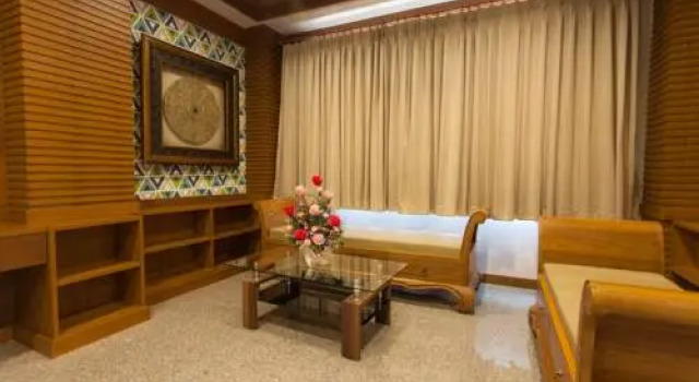 Muaeng Chalearn Apartment, Varaa Huoneisto Hotellit North-Eastern Thailand pysäköinnillä, Pysäköinti