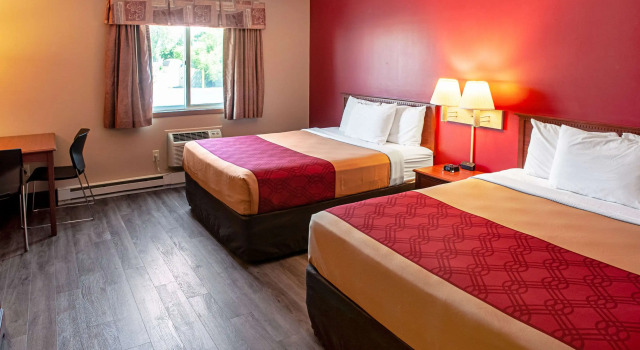Четырёхместный номер Standard Econo Lodge Menomonie On The Bay