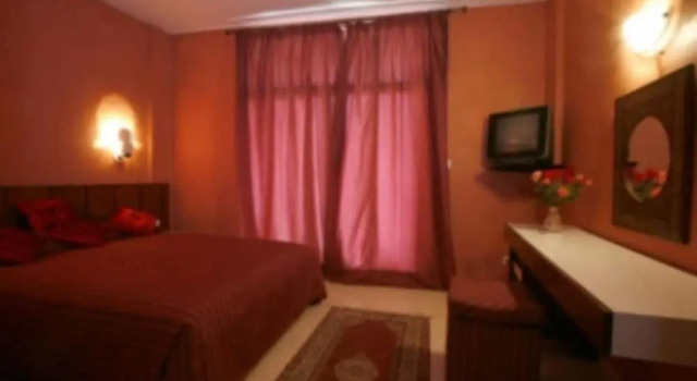 Single Room With Private Bathroom Downtown Marrakech, Забронировать Отель Отели Марракеш-Тенсифт-Эль-Хауз с парковкой, Парковка