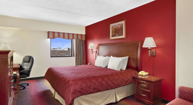 Doppel Zimmer Ramada by Wyndham East Orange
